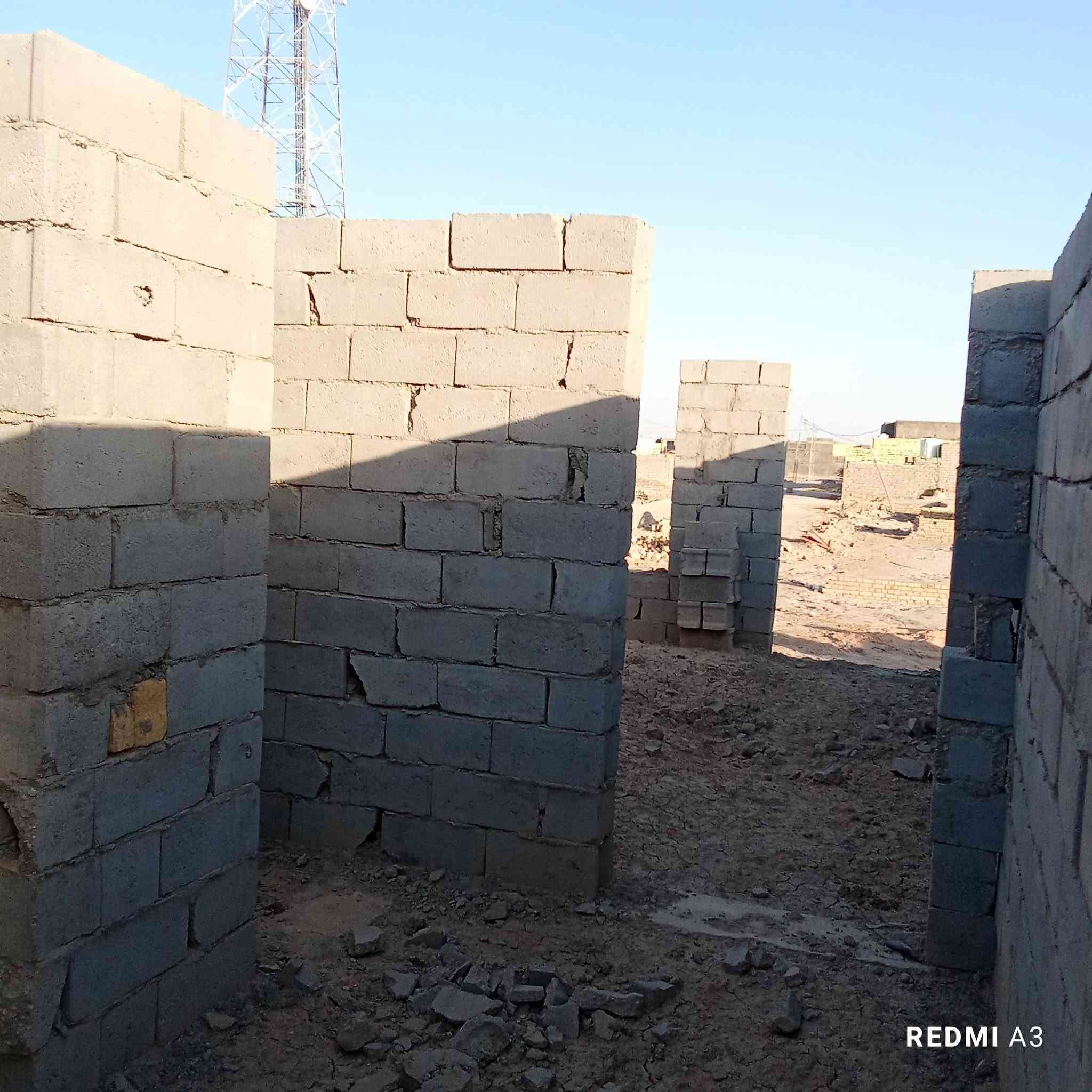 هيكل للبيع واصل للشبابيك حي الملايين قرب البرج 
يبعد عن التبليط 30 متر
المساحة 300 ركن و عرض الشارع 8
بناء جديد رباط 30 في 36
غرفتين 6 ب4 
صالة و استقبال و براني 9 
تفاصيل أكثر و السعر اتصل بصاحب البيت ***********
