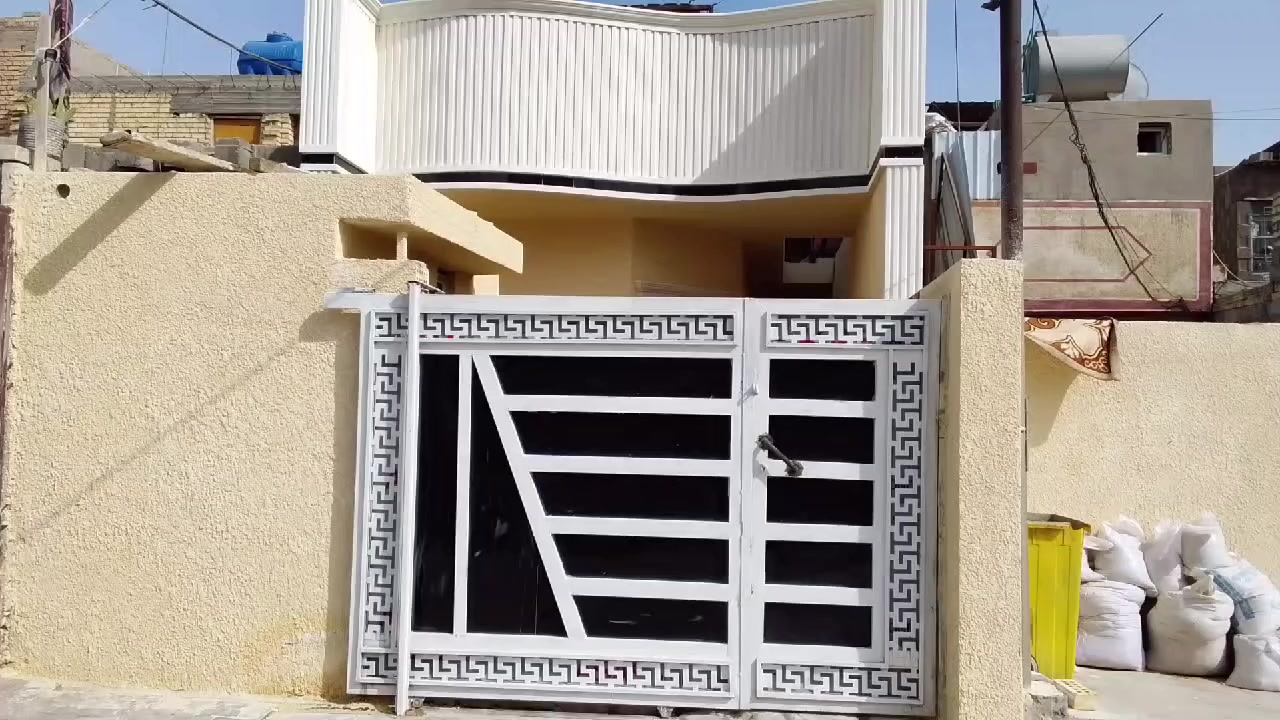 السلام عليكم بيت مساحة125متر واجهة 5مترونزال 25
قريب على سوك العبيدي وعلى المدارس ايضا بناء درجة 
اولى رفت مسلح عالي على الشارع سند 25من بيت العبيدي
سعرة 90 الاتصال مع صاحب الدار ***********
