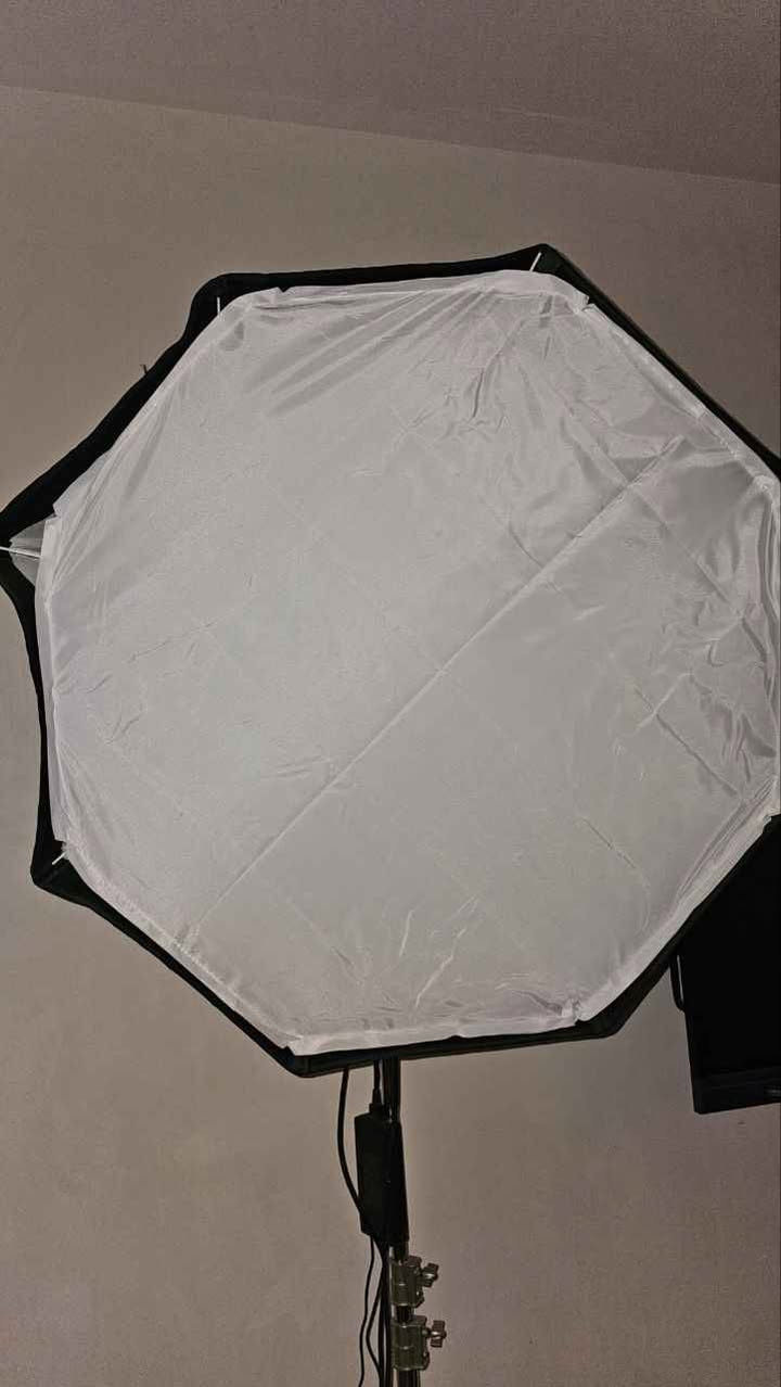 إنارة Godox Litemons LA200Bi احترافية – زوج (عدد 2)
🔹 قدرة إضاءة قوية 200 واط LED مستمر
🔹 ثنائية اللون (Bi-Color) من الضوء الدافئ إلى البارد لتناسب جميع ظروف التصوير
🔹 تحكم سلس بدرجة الإضاءة والسطوع عبر وحدة التحكم الخلفية
🔹 دقة ألوان عالية مناسبة للتصوير الاحترافي (فيديو – بث مباشر – تصوير منتجات)
🔹 تعمل مع سوفت بوكس وباونز ماونت وجميع ملحقات Godox القياسية
🔹 تبريد فعّال مع أداء ثابت لفترات تشغيل طويلة
🔹 تصميم متين ومناسب للاستوديوهات التعليمية والإعلامية
📦 المتوفر: زوج إنارات LA200Bi

سعرهم ثنينهم 800 الف 
استخدامي الهم شخصي فقط تصوير محاضرات 
كل الملحقات موجودة 
للتواصل *********** بغداد, العراق
