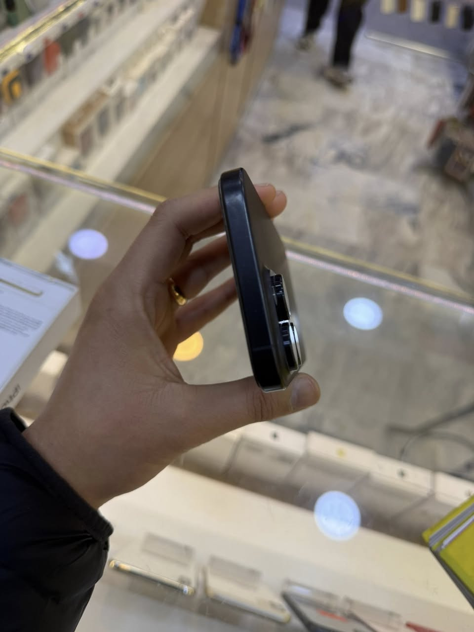 ايفون 16 برو ماكس الذاكرة 256 البطارية 100 الضمان ماستر داخل الضمان الجهاز بعدة فول نضافة لوك زلغ مابيه كامل ملحقاتة باكيت وكيبل الجهاز جديد بمعنى الكلمة 
للبيع السعر مليون و380  مكاني بغداد السيدية الشارع التجاري
للتواصل على الرقم ***********
