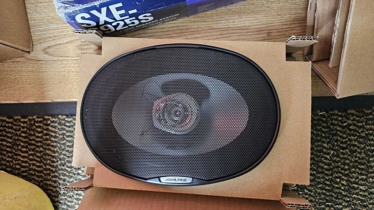 📢للبيع سماعات Alpine SXE-6925S اليابانية الغنية عن التعريف مقاس 6×9 – زوج – جديد

🌍 السماعة الأصلية Alpine SXE-6925S
📍 موجود في العراق – توصيل داخل بغداد والمحافظات

🔊 المواصفات:

· مقاس 6×9 بوصة
· نظام 2-Way Coaxial
· القدرة القصوى: 280 واط
· القدرة الحقيقية RMS: 45 واط
· زوج كامل (سماعتان)

✅ حالة السماعات: جديدة 
✅ مناسبة لجميع أنواع السيارات (تطوير صوت داخلي أو رف خلفي)

📞 للتواصل والاستفسار: يرجى المراسلة على الخاص ماسنجر أو على الواتساب على  الرقم: [‭0776 328 9823‬]
