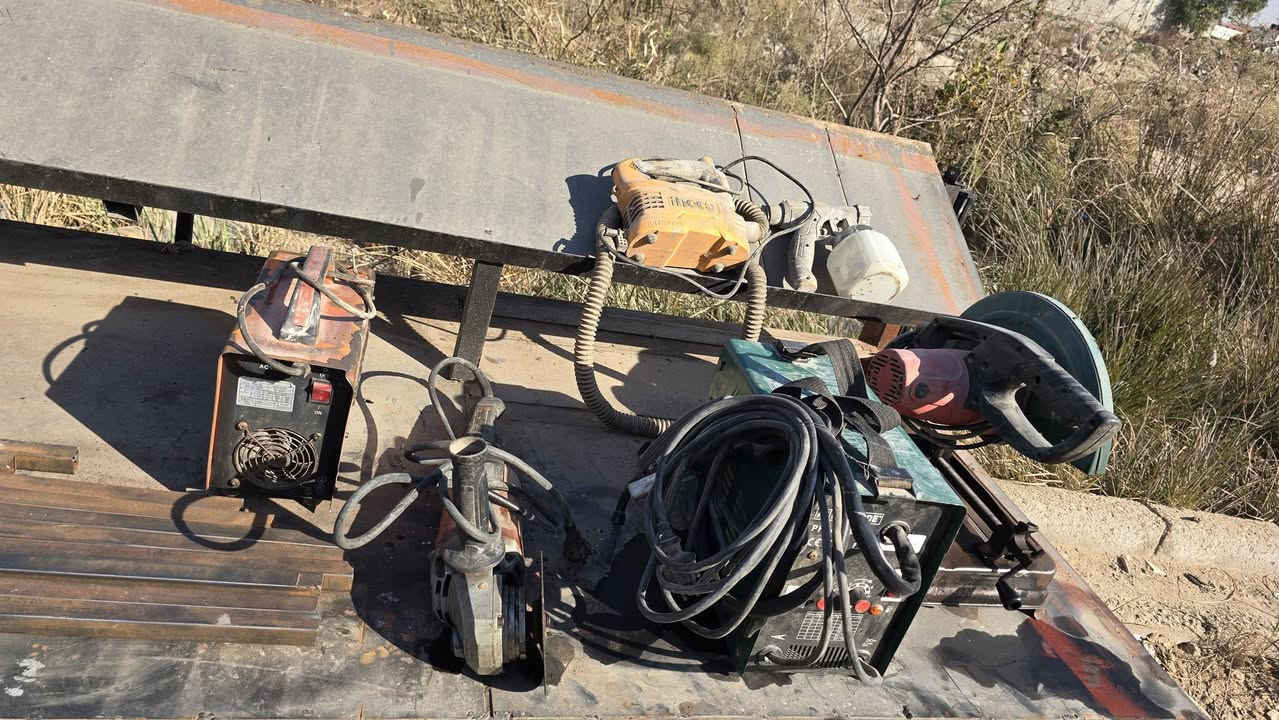 السلام عليكم غراض حداده للبيع
كوسره حجم كبير تام مكينه مك جديده ممستعمله كمبريسر صبغ دبل تاروسه كتسر بارك سايد مكينه لحيم دبل كارت كتر قطع خشب المانيا  مخرامه مسدس بسامير بعده بدهنه منعمه ومسدس صبغ انجيكو كلهن ع الفحص 
مكاني بغداد الشعب 
***********
