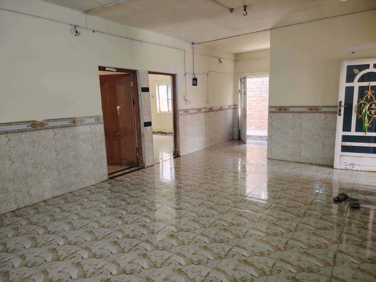 السلام عليكم مكتب عقارات الشمس  مقابيل المستشفى التركي !!!
                         بإدارة ((أحمد الگريطي))
                    
    ☎️*********** 
                        ☎️***********

🏠 دار للإيجار مساحه ٢٠٠م يحتوي على غرفتين وكليدور وصاله ومطبخ ومجمع صحيات داخليه وخارجيه وكراج سياره 

⁦^⁠_⁠_⁠_⁠_⁠_⁠_⁠_⁠_⁠_⁠^⁩⁦(⁠◍⁠•⁠ᴗ⁠•⁠◍⁠)⁩⁦(⁠◍⁠•⁠ᴗ⁠•⁠◍⁠)⁩⁦^⁠_⁠_⁠_⁠_⁠_⁠_⁠_⁠_⁠_⁠^⁩

🌎 الموقع حي المحاربين قرب المتنزه 

⁦^⁠_⁠_⁠_⁠_⁠_⁠_⁠_⁠_⁠_⁠^⁩⁦(⁠◍⁠•⁠ᴗ⁠•⁠◍⁠)⁩⁦(⁠◍⁠•⁠ᴗ⁠•⁠◍⁠)⁩⁦^⁠_⁠_⁠_⁠_⁠_⁠_⁠_⁠_⁠_⁠^⁩

💸💰 قيمة الإيجار 450

‪
