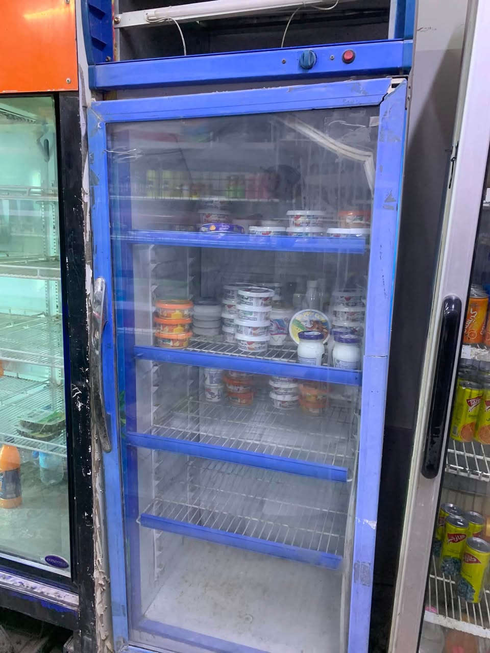 براد  شغال بس الهيكل والباب شويه تعبان بسعر مناسب *********** بي واتساب غير متواجد على  الفيس
