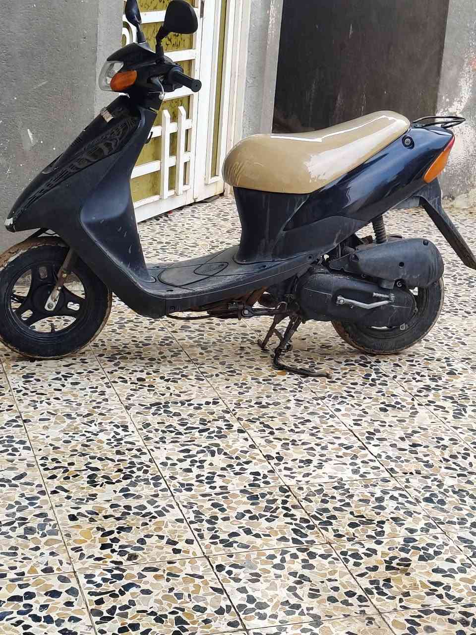 دراجة ساسوكي رياضي وكيل صارلة 5 ايام من طالعة دراجة فول نضافة شلعة ومعدل تخبل ماشية قليل  كلش للبيع .. الموشراي لا يتصل ولا يراسل العنوان المجر الكبير.  الاتصال عل الرقم ***********
