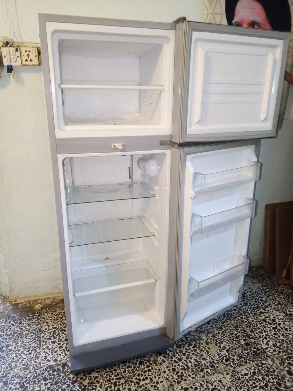 غراض بيت للبيع 
ثلاجه توسوت اخت الجديده 175 بيه مجال 
كاونتر 3 قطع 150 بي مجال 
ميز طعام جديد 60 
مكيف جنرال بلادي تبريد ثلج سعره 275 بي مجال 
مكان شارع فلسطين ***********
