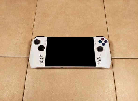 Asus ROG Ally z1
مستخدم ساعات فقط اجاني هدية جديد بعده باللوك مالته.

السعر 600 الف قفل 
تواصل *********** واتساب
 
المكان بغداد توصيل بغداد فقط 

مواصفات الجهاز💢
الشاشة: 7 بوصة، لمس، بدقة 1080 بكسل (FHD)، معدل تحديث 120 هرتز،، تدعم FreeSync.
المعالج: AMD Ryzen Z1 اقوة معالج بجيلة 
الذاكرة العشوائية (RAM): 16 جيجابايت LPDDR5 بسرعة 6400 ميجاهرتز.
التخزين: 512 جيجابايت PCIe 4.0 NVMe M.2 SSD، مع دعم توسيع التخزين عبر بطاقة microSD UHS-II.
نظام التشغيل: Windows 11.
الصوت: سماعات ستيريو مدمجة مع تقنية Dirac HD Sound.
الاتصال: Wi-Fi 6E، وبلوتوث 5.2.
البطارية: بطارية بسعة 6000 مللي أمبير في الساعة مع دعم الشحن السريع بقوة 65 واط.
المنافذ: منافذ USB-C للشحن وتوصيل ملحقات خارجية، ومنفذ سماعة رأس 3.5 ملم.
ميزات إضافية: تصميم مريح، نظام تبريد حراري Zero Gravity، دعم الاتصال بوحدات معالجة الرسومات الخارجية (XG Mobile).
