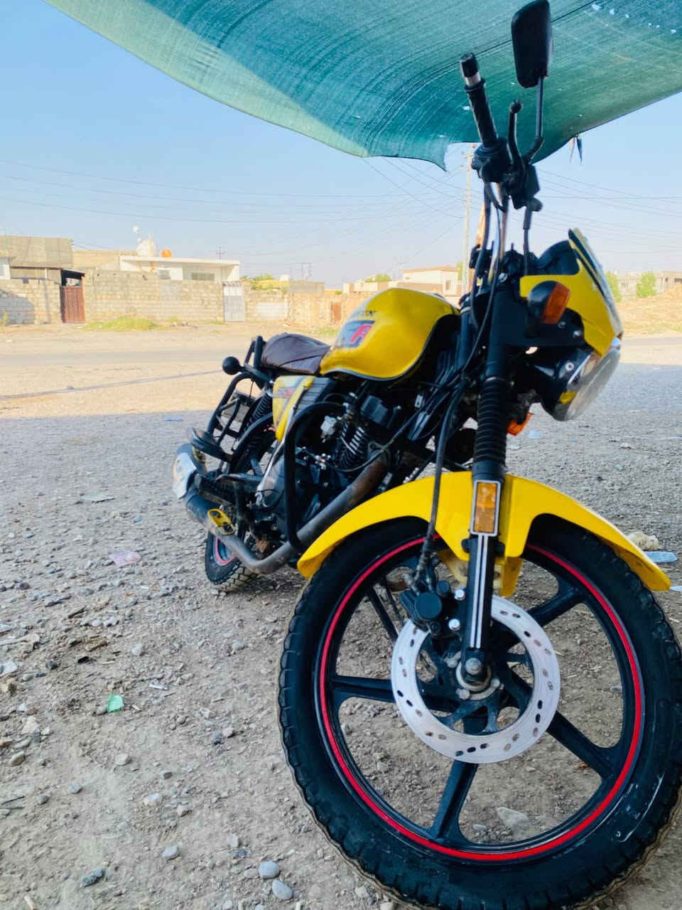 السلام عليكم
دراجه دايون للبيع موديل ٢٣ مرقمه باسم صاحبها 
صاحبها بواسط لوحات انكليزي ثنين تحولها باسمك تستلم اللوحات
***********
