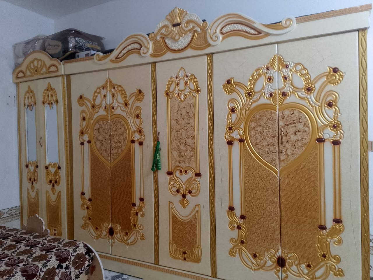 السلام عليكم ورحمه الله وبركاته 
غرفه اخشاب للبيع عوزها بس المرايه وتاج 
السعر ب 700وببها مجال للشراي وانه خادم 
للتواصل ع هذا الرقم ***********بيه واتساب
