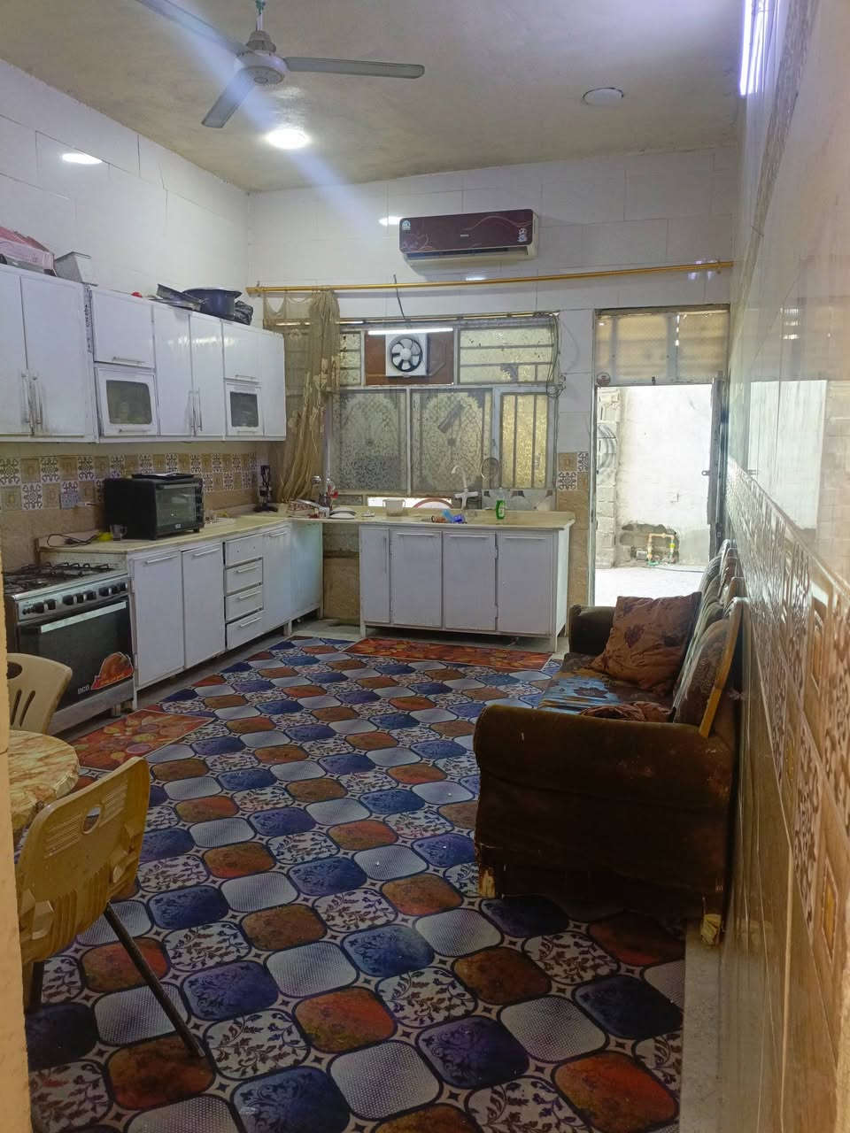 بيت طابقين مساحته 200متر  بناء بلوك  درجه اولى  مجاري والفرع مقرنص قرب سيطره الحميديه يبعد عن الشارع 50متر  كهرباء وشغل درجه اولى  كامل مابي اي نقص بس الواجهيا لبخ يرادلها فقط
ديوانيه الطول8 والعرض 4
مطبخ الطول 6والعرض4
صاله العرض 8 والطول 6
غرفه نوم الطول5 والعرض 5
 ترك خلفي الطول متر والعرض 8
الحوش طول 3 والعرض 8

طابق الثاني 
غرفه الطول 8والعرض 5
صاله الطول 6والعرض 3
حمام وتواليت الطول 3 والعرض 2 

قفله  75 

***********  بس واتساب
