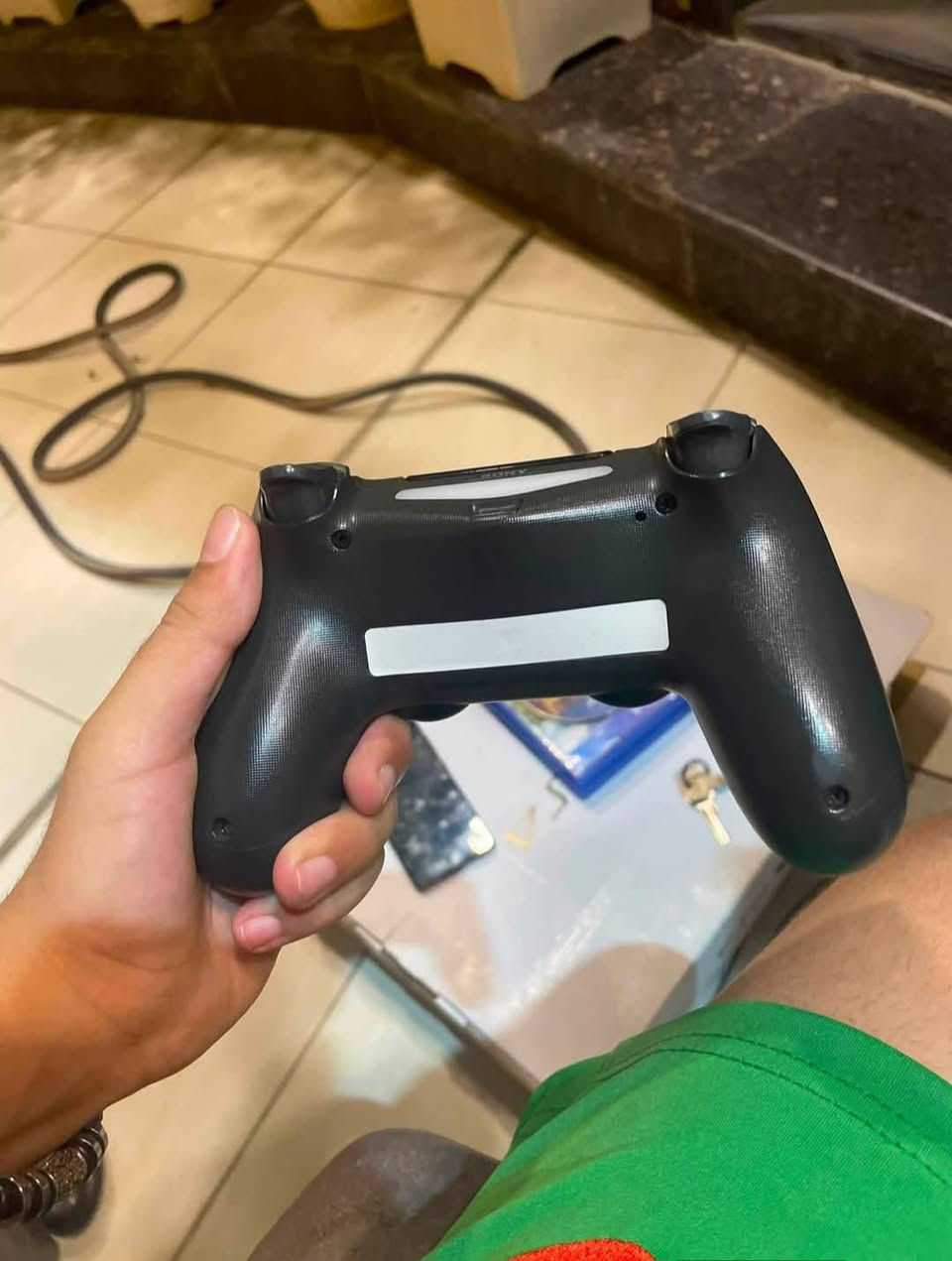 سلام عليكم شباب بلي فور سلم للبيع الجهاز مابي اي عطل ولا مفتوح لوك ستيكر ويجي وياه كارتوه ويده اصليه مال البلي ويده مابيه اي عطل سعره 250 وبي مجال للتواصل واتساب ***********
