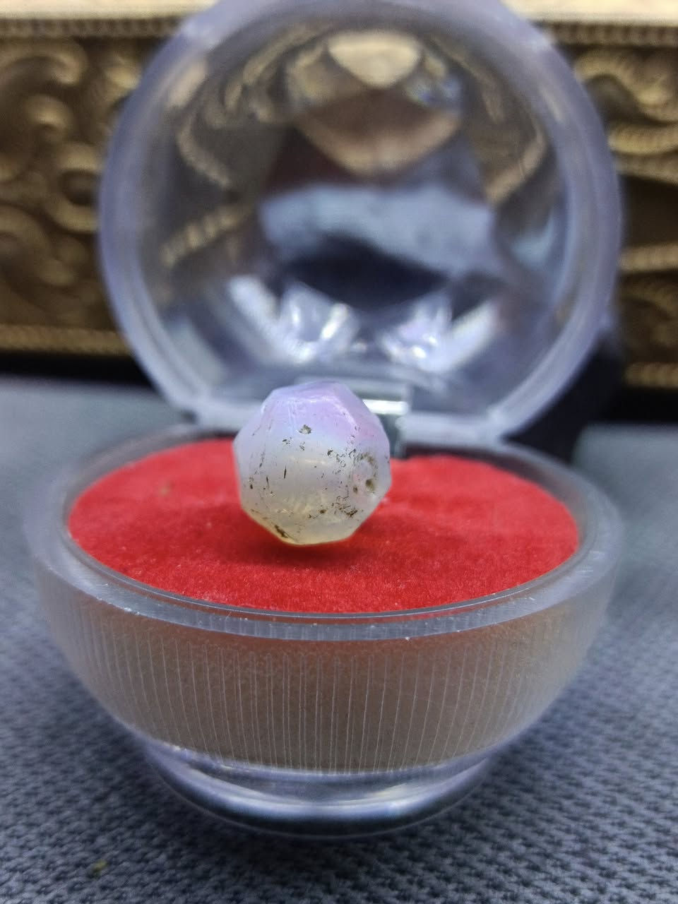 اللهم صل على محمد و ال محمد
نوادر الملاكط حجر البلور الأبيض أو (حجر القمر) ملاكط قديم جدا ( يعود للعصر الروماني ) مترش على شكل سداسي مشگول. 
ركزلي بتدرج الالوان وانعكاس الاضائة في باطن الحجر هجي خامة مفقودة في زمن كثرت فيه الاحجار الصناعية والرديئة
[ السعر 60 الف ]
للتواصل واتساب (***********)
