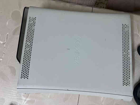 إكس بوكس 360 مهكر للبيع الألعاب (بيس ٫زومبي"وبعد مليان العاب ) مع يدات وجهاز نضيف كامل مانقصو اي شي السعر 110وبي مجال حك الجية التواصل على الرقم المكان الموصل جانب ايمن ‏‪0775 908 8624‬‏
