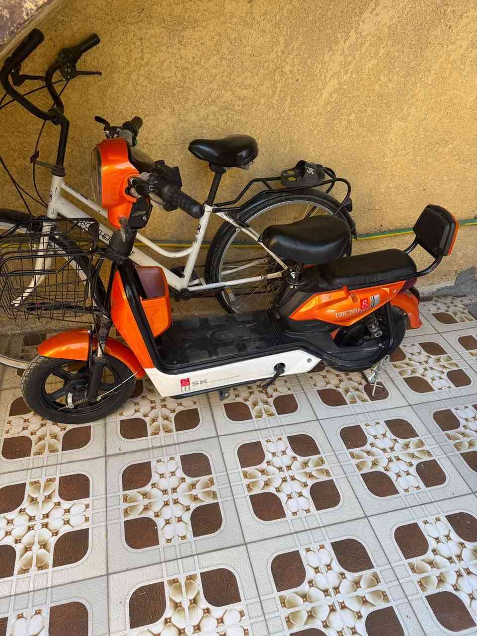 سلام عليكم
دراجه شحن 
لون 🧡
الدراجه جديده ونظيفه غراضها كلها موجوده ما مستخدمه هواي 
هاذه رقم صاحب الدراجه  *********** 

بكانها بغداد الشعله
