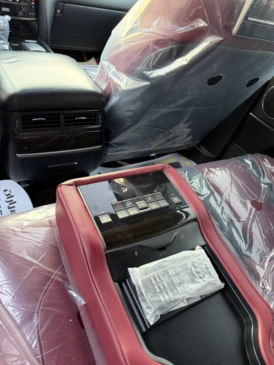 السلام عليكم لكزس للبيع موديل 2019
رقم بغداد باسمي سنوية نافذة لغاية 2030 

سياره مكفولة كفالة عامة بيها كرت تكحيل فقط 

مغلفة ppf طافي ضمان 10 سنوات من شركة nano shiled

فول مواصفات داخل احمر مواصفات كورو 

ممشة السيارة 75 الف Km 

السعر 65 الف دولار جوه السوك 

السيارة جديدة وعلى وضع الشركة 

عليها ادامة كاملة بشركة SAS 

عنواني بغداد حي الاعلام ***********
