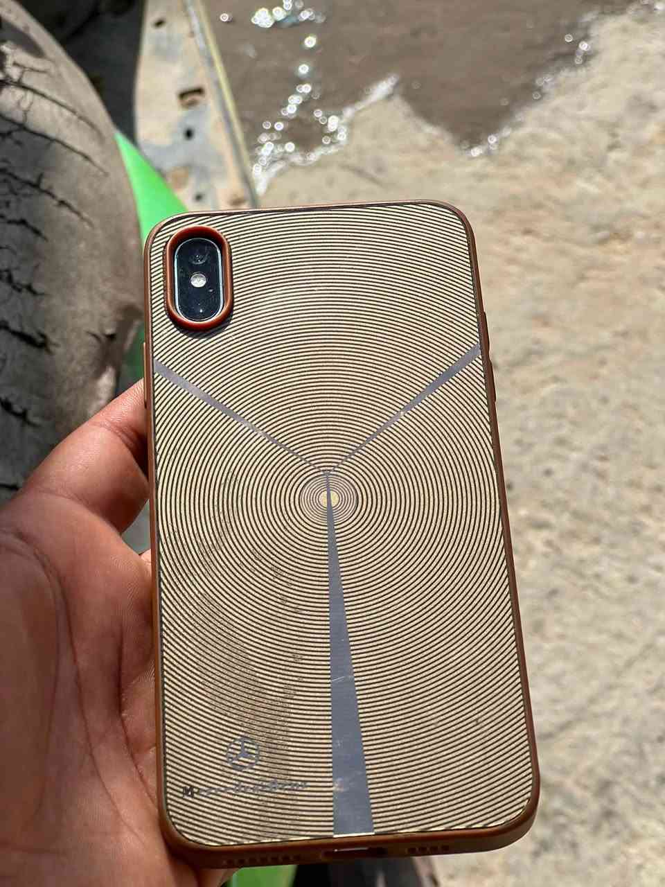 XS MaX لون ابيض 

مبدل بطاريه فقط واصليه موعاديه نسبتها 84
فقط ضهره مكسور جهاز نضيف ومابي أي مشكله 
مكاني حله نادر 
***********
سعر خاص
