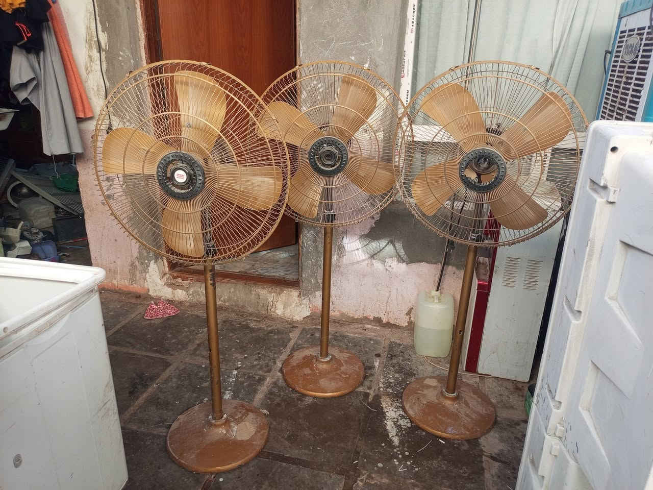 سلام عليكم شباب توجد مبردات للبيع بلاستك عدد 4 مولدة استرا كوري مراوح باكستاني اصلي جدد عدد 3 العنوان شاميه شارع 30 قرب مدرسة الخوله للبنات هاتف ***********
