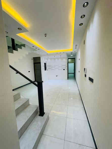 #للبيع دار. 100م. بناء حديث 💯🎆🎇

طابو زراعي سند 25💯
واجهة5. نزال 20
طابقين  يحتوي على :
مدخلين للبيت 
3غرف نوم  وصالة ومطبخ وحمامين 
ومنور وبيتونة وسطح واسع 
ابواب قاصة تركي درجه اولى 
ارضية بورسلين  شبابيك سلايت ومفصلي   
 جميع الخدمات متوفرة.  
قريب ع الشارع العام 
لعنوان الدورة لبوعيثة.  فرع الحمداني.  

للاستفسار.  ***********
