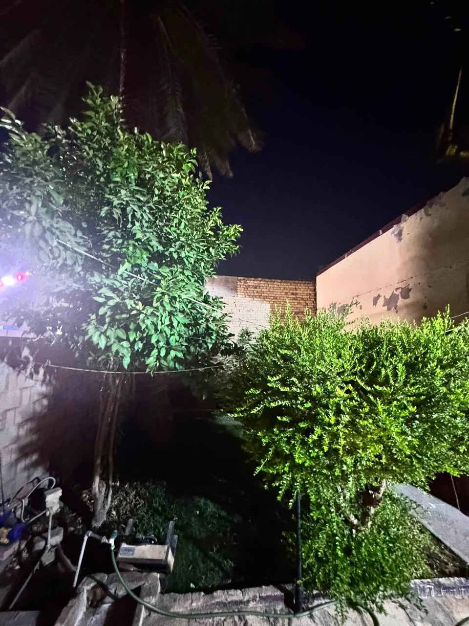 دار للبيع في منطقة المشروع مقابل المدينة الطبية شارع صيدليه المحافظه  مساحة الدار ١٧٠م بناء قديم نضيف جداً قابل للسكن متكون من غرفه وهول واستقبال وصحيات داخليه وخارجيه وحمام ومطبخ 
#للاستفسار خاص او الاتصال ***********
