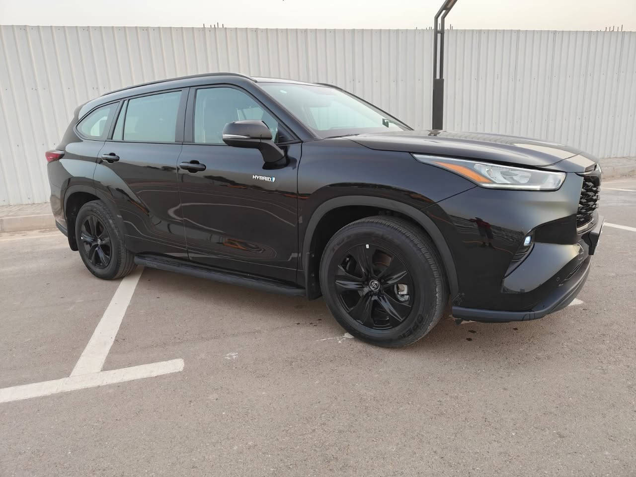 تحيه طيبه 
هايلندر 2024 
هايبرد خليجي ساز 
ضمان ساري المفعول 
رقم بغداد 
فئه البلاك اديشن 
مكفوله من جميع النواحي 
وعليه تغليف بي بي  اف p.p.f درجه اولى 
ماشيه 24 الف كم فقط 
المواصفات 
- بصمه
- سبعه راكب 
- تبريد مركزي 
- فتحه 
- شاحن لاسلكي
- دفع رباعي AWD 
- نظام ايفي مود 
- تعلاكه ملابس مزوده بشاحن لاسلكي  وشاحن وايلس خلفي مطعمه باناره جي بي ار 
- جلد مطعم 
- شاشه كامرا 
- حساسات محيطيه 
- رادار امامي 
الخ من المواصفات الستاندر 
السياره بيه  سيرفس كامل قبل ايام 
فلاتر وشوت  تبريد وبطاريه ومحرك 
وتغير زيت المحرك 
كله بالشركه 
السعر 33500 $
للاتصال ***********
