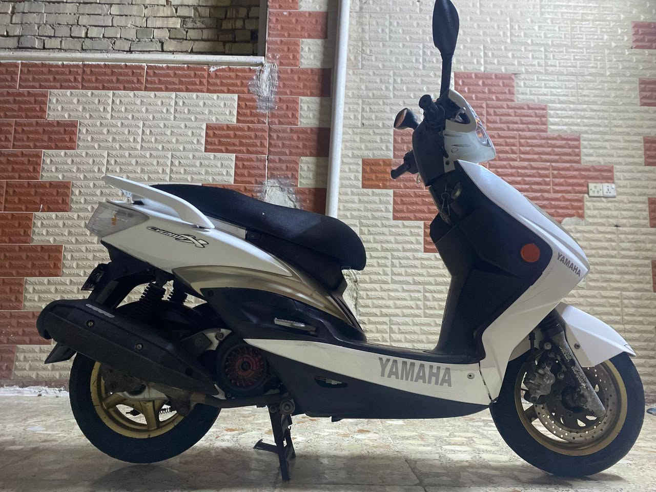 السلام عليكم 
دراجة سكنس فحل حديث جديدة لوك
سرعة 140 نوزل خين اسلف بلادي 
كفرات اصليه ومختمة ختم واحد مع محرك 
وراقها ابسمي ام طلاعات ستاند كهرباي حساس
عداد كتروني شغال سويج بلادي مرايات اصليه
شراي يتصل ***********
شر ضمان نطيك بلدراجة وكفاله عامه
