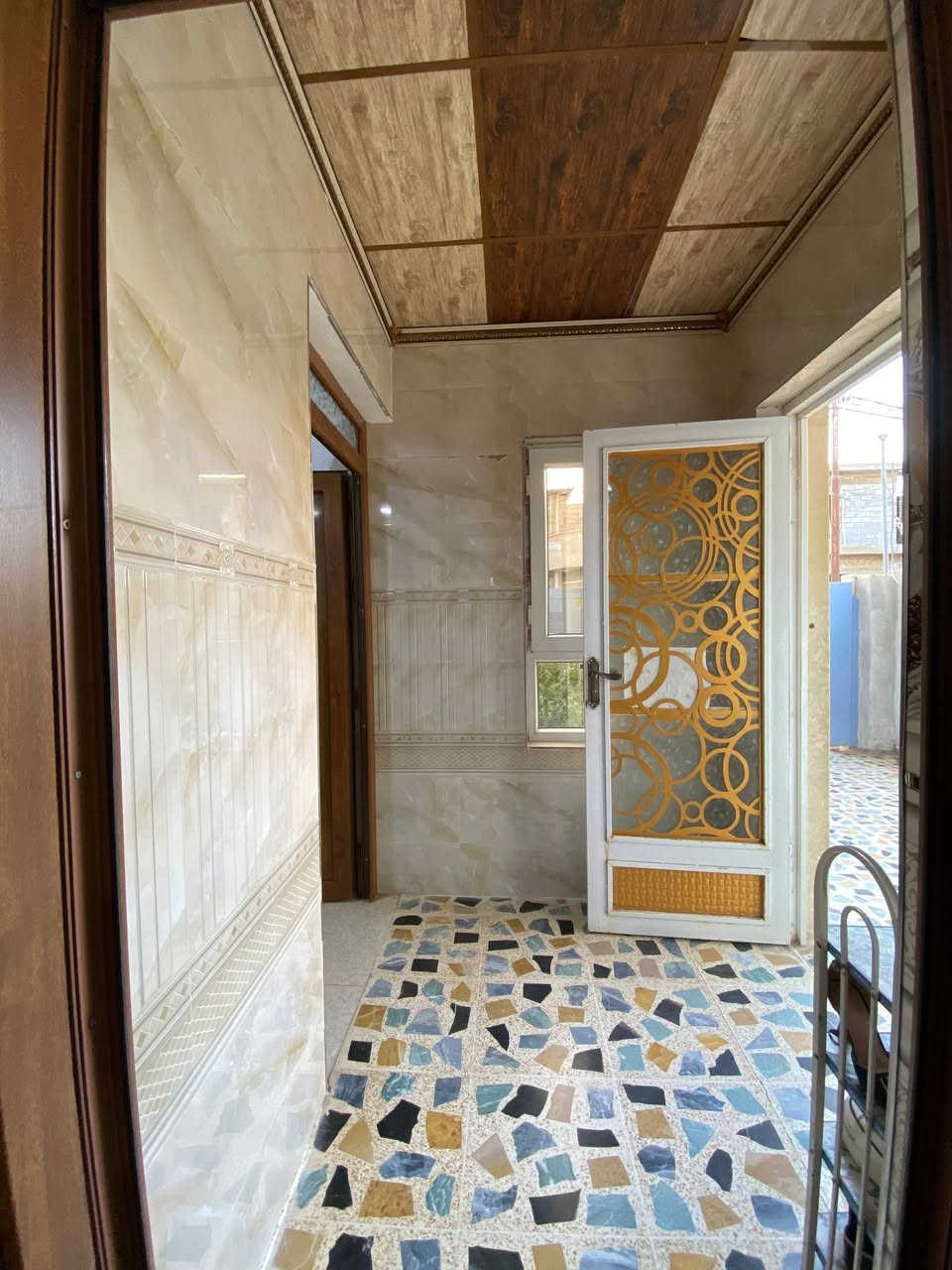 بيت للبيع مساحة 230 متر 
استقبال ومطبخ وهول داخلي 
وغرفتين نوم غرفه بيها سويت 
الموقع مزارع زيونه مقابل المرور 
قرب جامع فأذكروني اذكركم 
للتواصل الاتصال عل الرقم 
***********
***********
