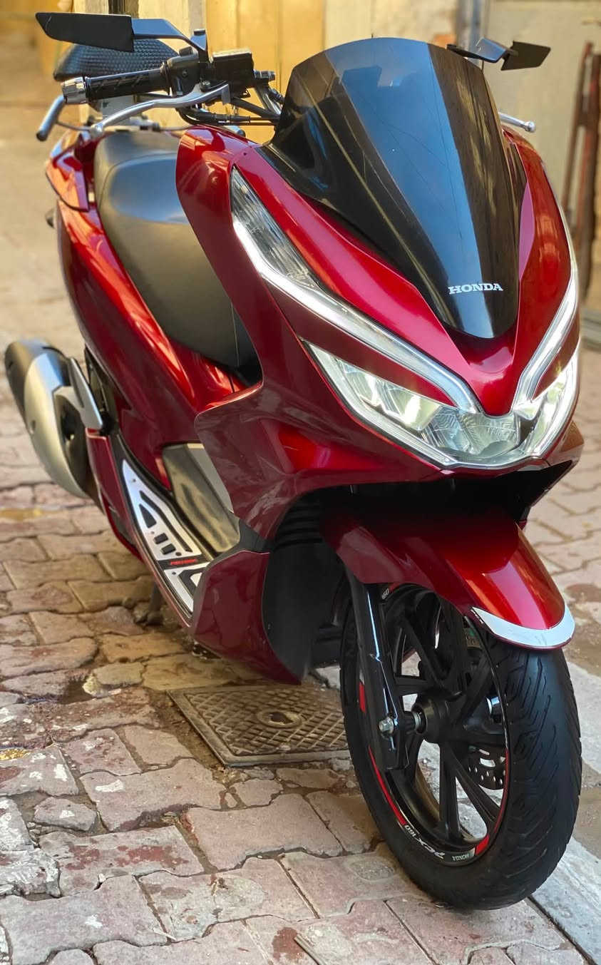 السلام عليكم شباب
للبيع دراجة pcx 2020 جيل ثالث 
بصمة نازلة من كلشي وكلاشي كفاله شرط 

رقم الشاصي JF81 ياباني 
لون مميز كرزي او ماروني 
عداد مسافة 33 الف حقيقي 
حجم المحرك 125cc 
تايرات خلفي امامي مشلن 
بخطوط الشركة 
بصمه دكمتين + مفتاح طوارئ 
دوسات نيكل اصليات 
تجوه خلفية اصليه مو تجارية 
قاعدة تليفون 
مري شفط اصليات 
حساس زدحام + ستان كهربائي 
عده سباين جوه كشن كامله 
اوراق منفيس شغلاته كامله 
مكمله كفاله عامه من طول للطول 
وين ميعجبك تفحص من باب تاخذه 

رقمي *********** 

العنوان النهظة شارع الشيخ عمر 
قرب باجة الحاتي
