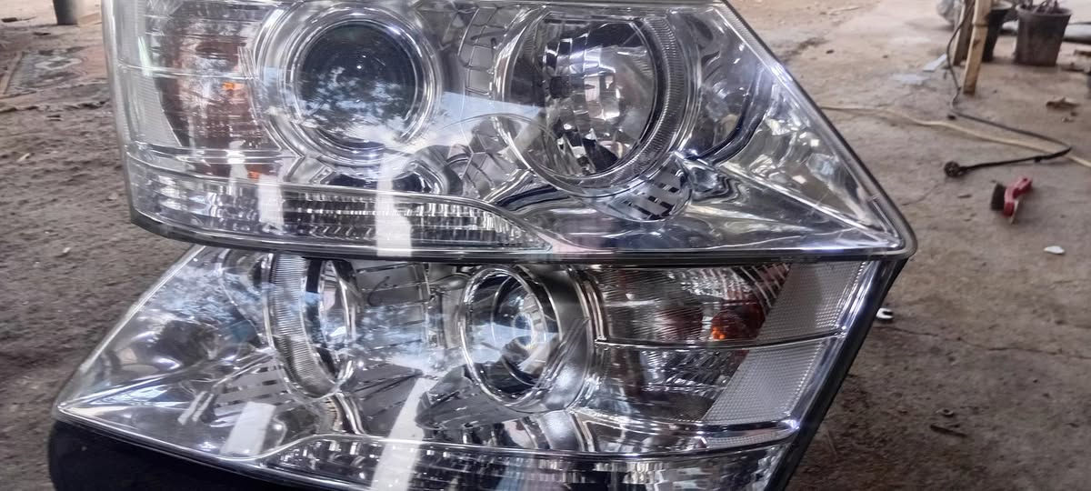 السلام عليكم شباب زوج لايت حاوية  مثل. متشوف. نظافة. السعر ١٢٠ الف.
٩.  ١٠. موديل.  ***********
