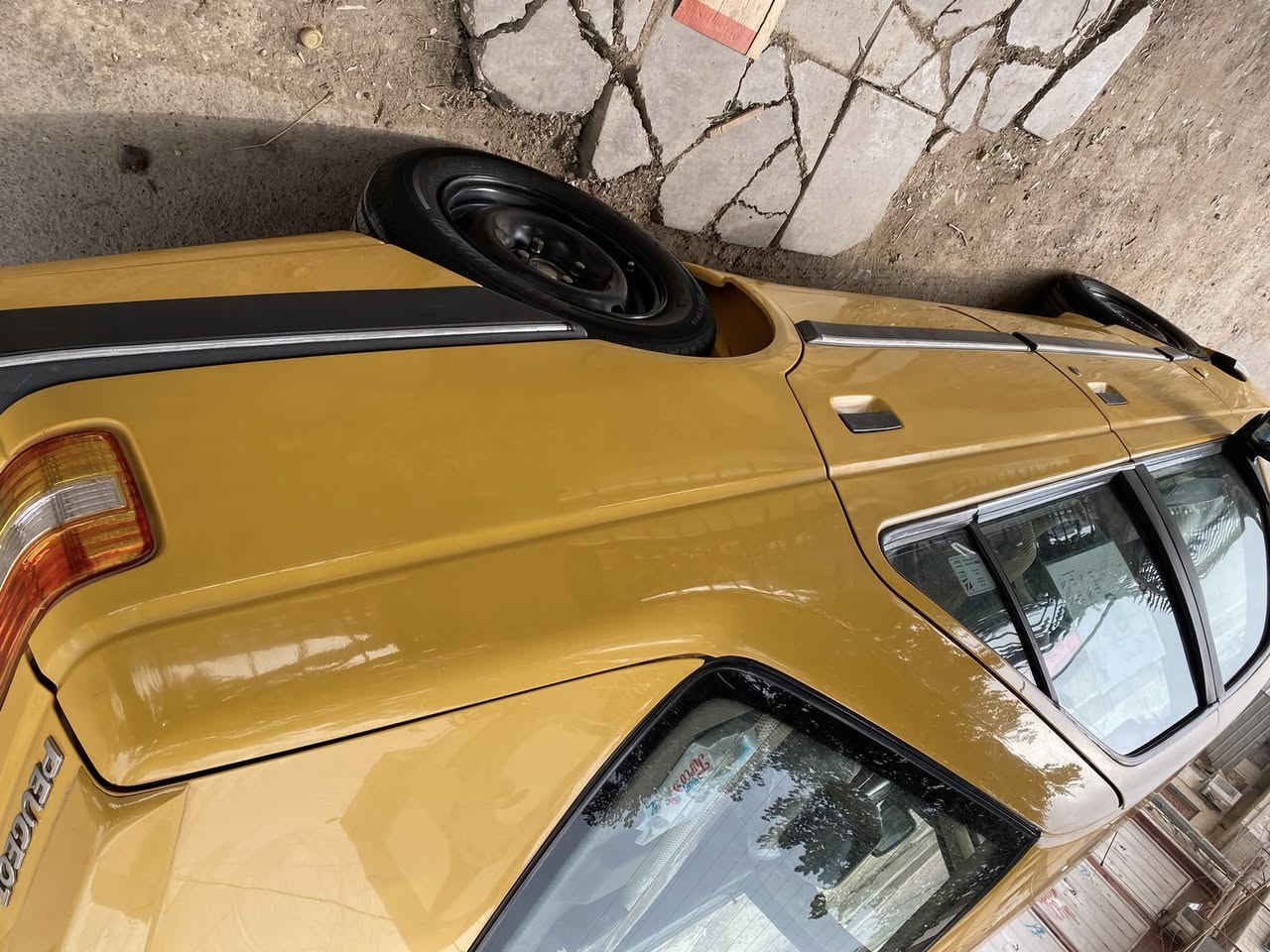 السلام عليكم بيجو لميس ٢٠١٦ للبيع الاستفسار عل  الرقم***********
