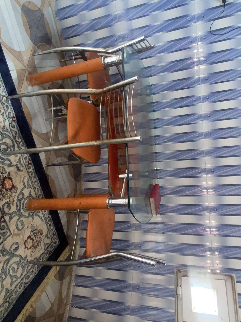 السلام عليكم
ميز يحتوي على ٣كراسي 
وديوان متكون من ٣ قطع 
السعر ١٥٠ الف وبيها مجال 
للطلب والاستفسار الاتصال على الرقم 
***********
علماً ان الرقم يحتوي على واتس اب
