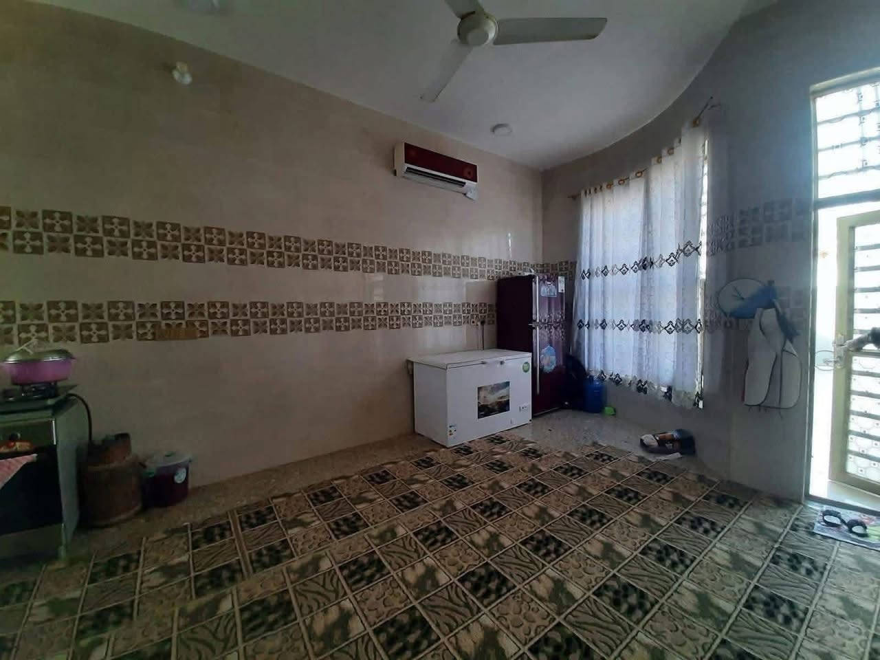 دار للبيع 
العنوان المسيب //حي الموطفين
المساحه 300م طابو زراعي سند 25 
التفاصيل بيت بناء حديث يحتوي على طابقين تحتوي على 3غرف نوم وصاله وكلدور ومطبخ ومجمع صحيات عدد 3
وحديقه 
بيت كامل. مواصفات 
السعر ع الخاص.
لاستفسار الاتصال على ***********
