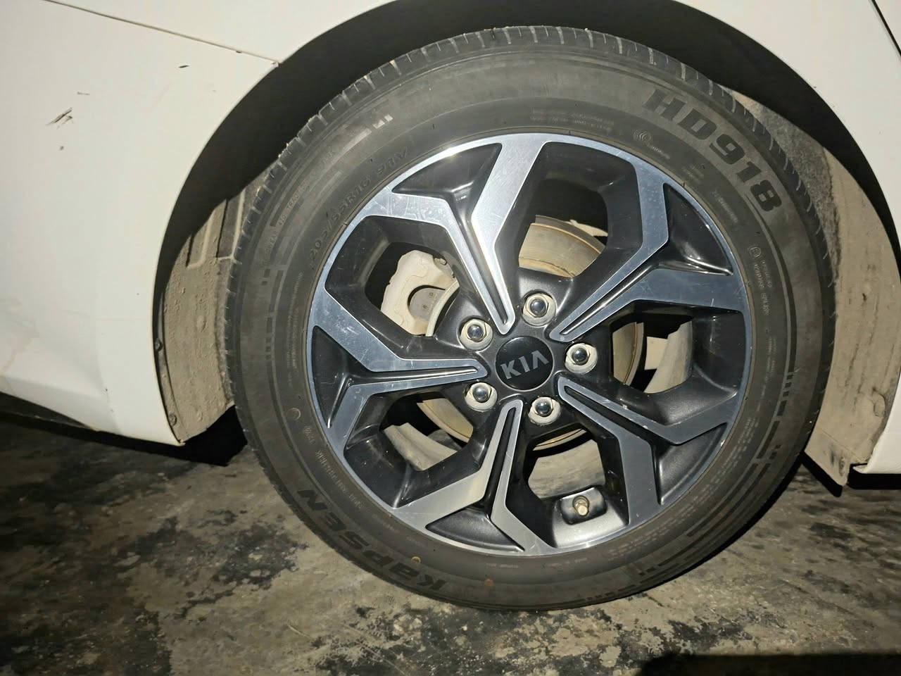 عندي ويالة فورتي حجم 16 نضيف هوه وتايراته 300 
***********
