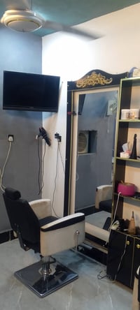 مرايات • كراسي • عدد ٢