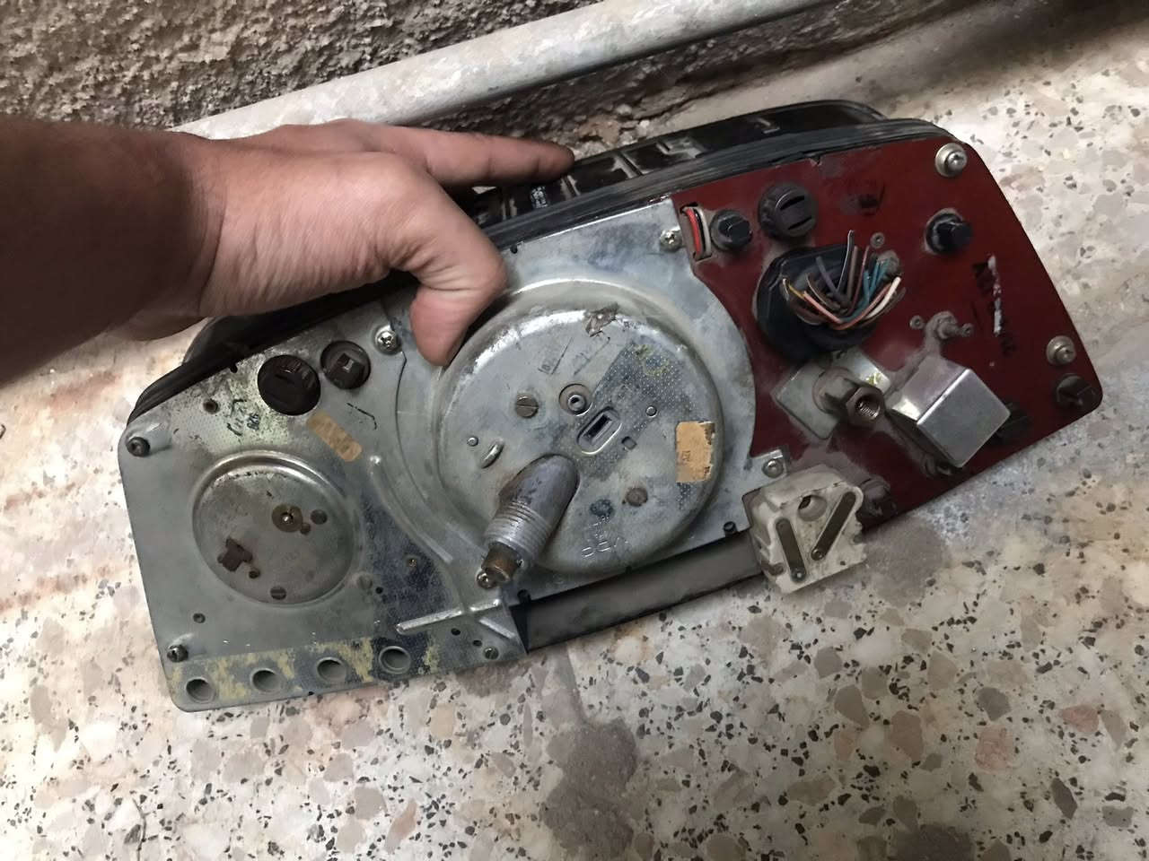 للبيع كيج مارسدس ابو جحيل W123
جديد وارد يابان بس بي ضرر من جوه اثر النقل 
الباقي جديد كارتون 
عنوان بغداد ألشعب 
***********
