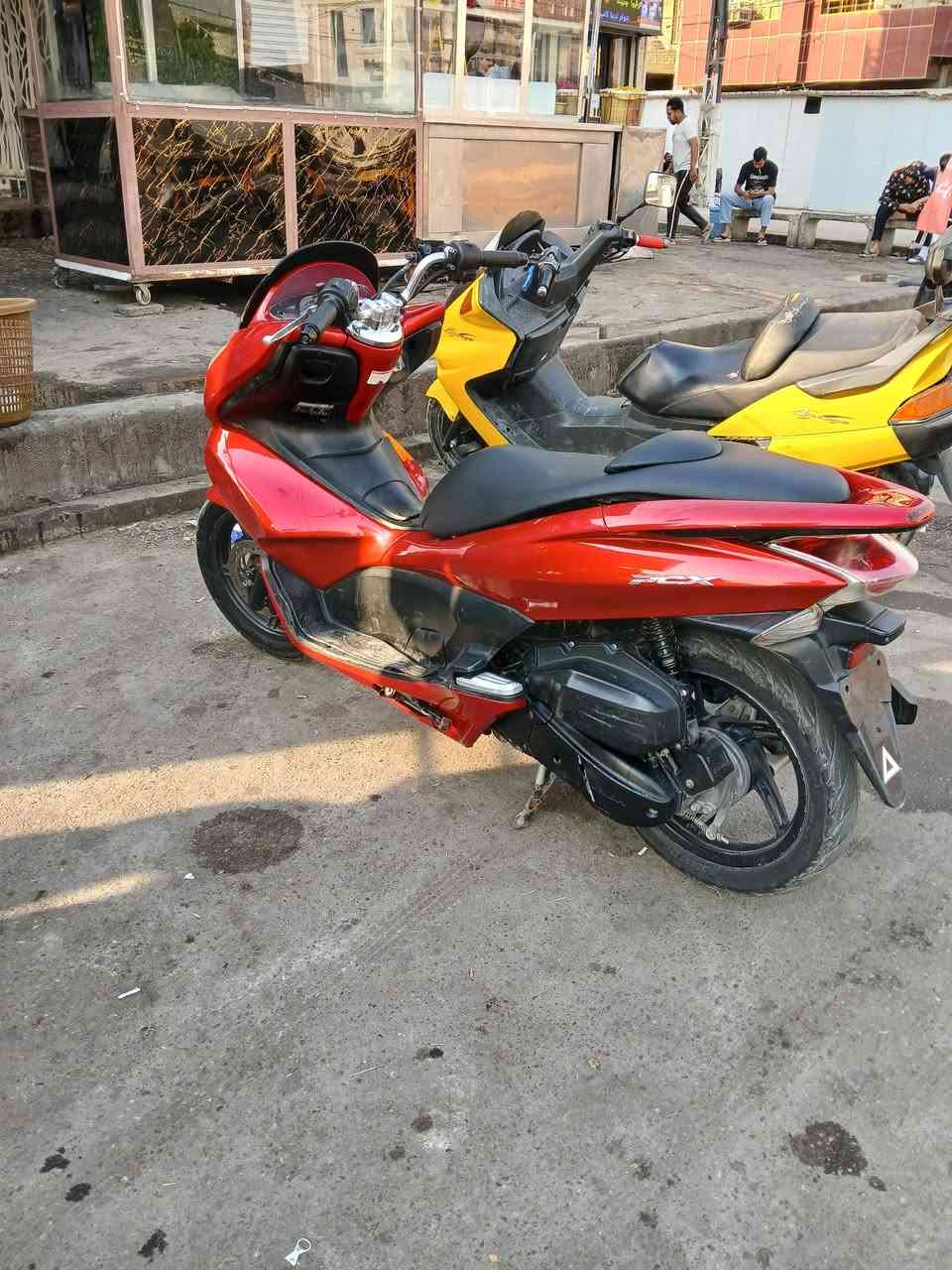 سلام عليكم pcx  للبيع
جيل اول مكينه 150 مفتوحه 

حساس ازدحام 

حساس استان 

كفر مبدل ماروني 

ماشيه 74 

تخم تاير جديد 

كلش حلوه ونظيفه خير من الله 

كهربائيات كلهن شغالات 

ما بيهه كل نقص سعر مليون و100 قفل  

مكاني مدينه الصدر ***********
