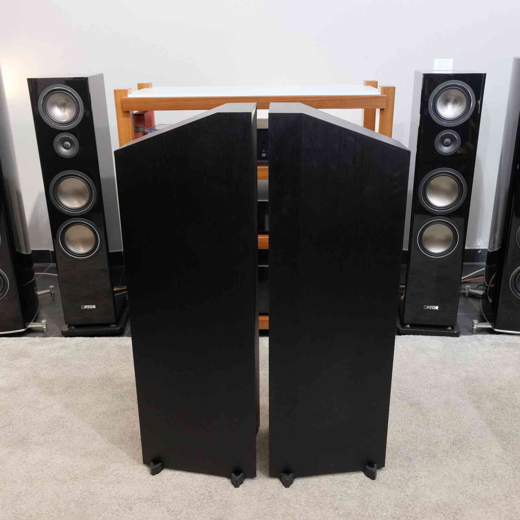 JBL STUDIO 580 speakers
سماعات غني عن التعريف
جي بي ال الامريكي
 صوت راقي و احترافي 
السماعات مستخدم و جدا نظيفات
***********
