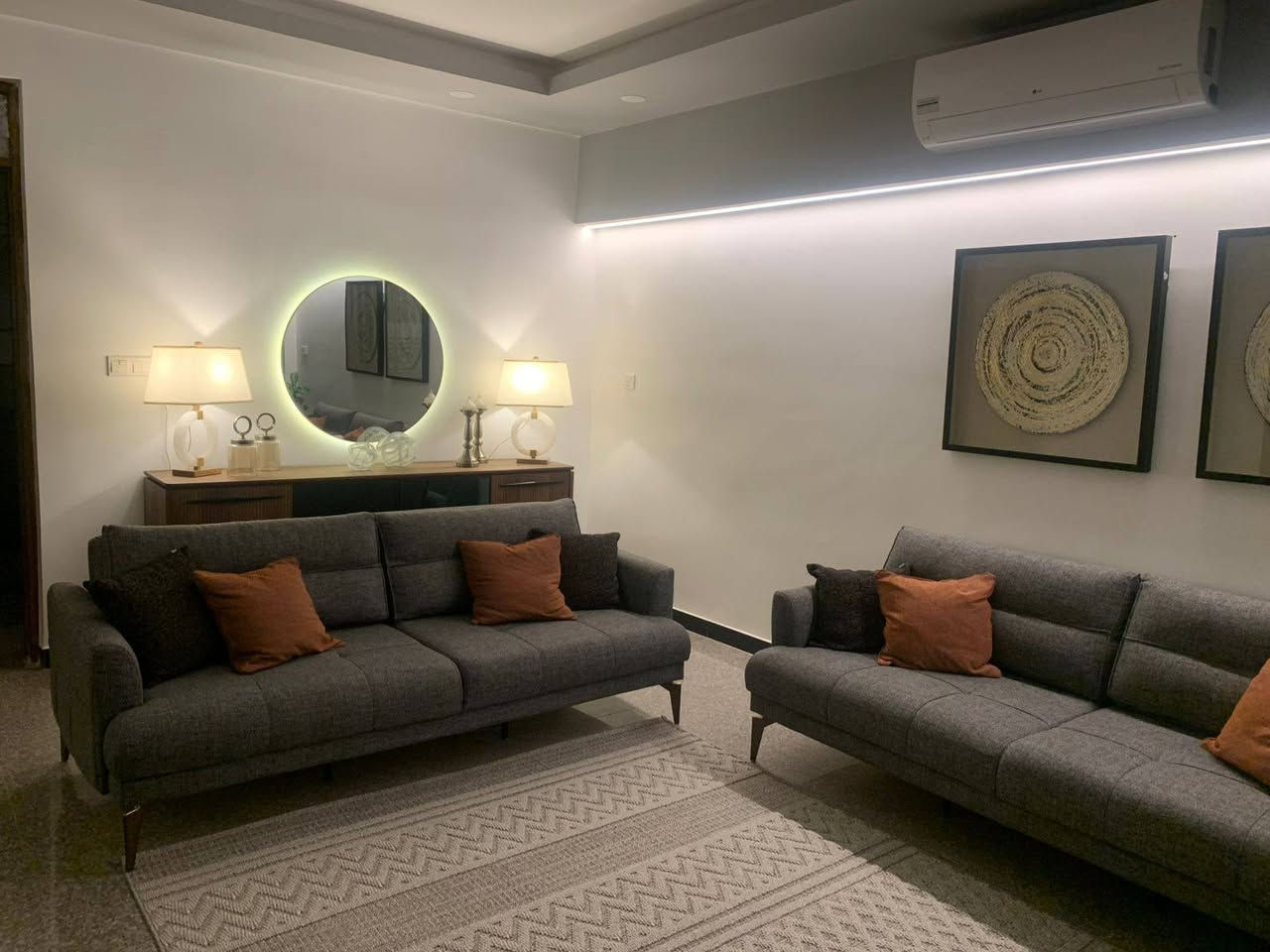 السلام عليكم بيت في حي الجامعه 140متر الواجهه 8  محله 635  زقاق 73 دار 1/2 السعر 690 وبي مجال ***********
