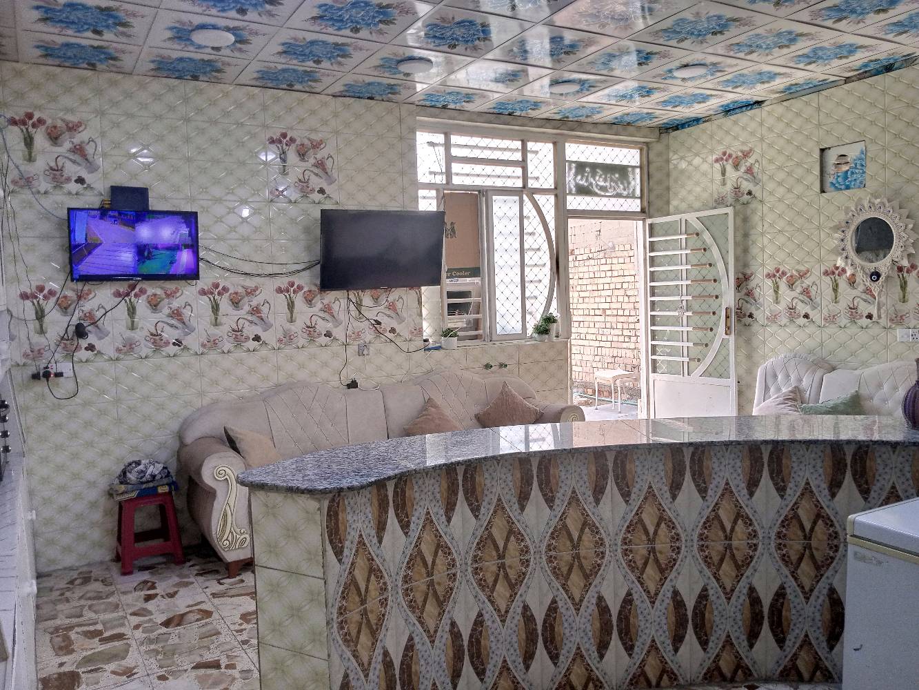 بيت بالمحموديه حي الشهداء 288متر بناء بلوك    قاط ونص طابو ملك صرف كامل خدمات ماء ومجاري وتبليط وكهرباء 4غرف نوم 2صالات مطبخ وحمامات 2 واستقبال للاستفسار ***********.  بي واتساب
