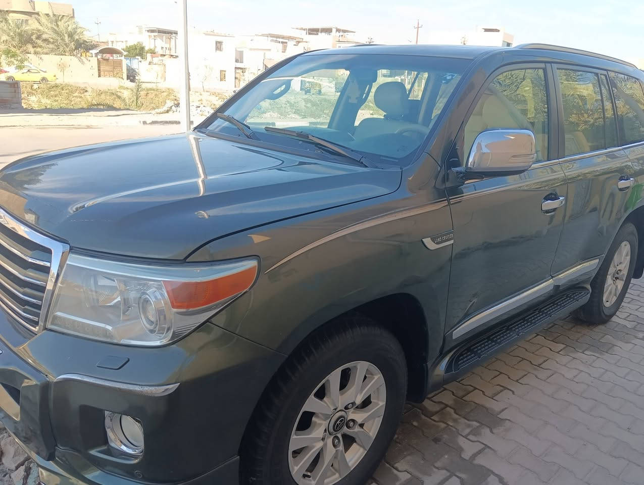 السلام عليكم لاندكروزر موديل 14 مكفولة سته سلندر اللون زيتوني باسمي للبيع 375ماشيه 250الف
