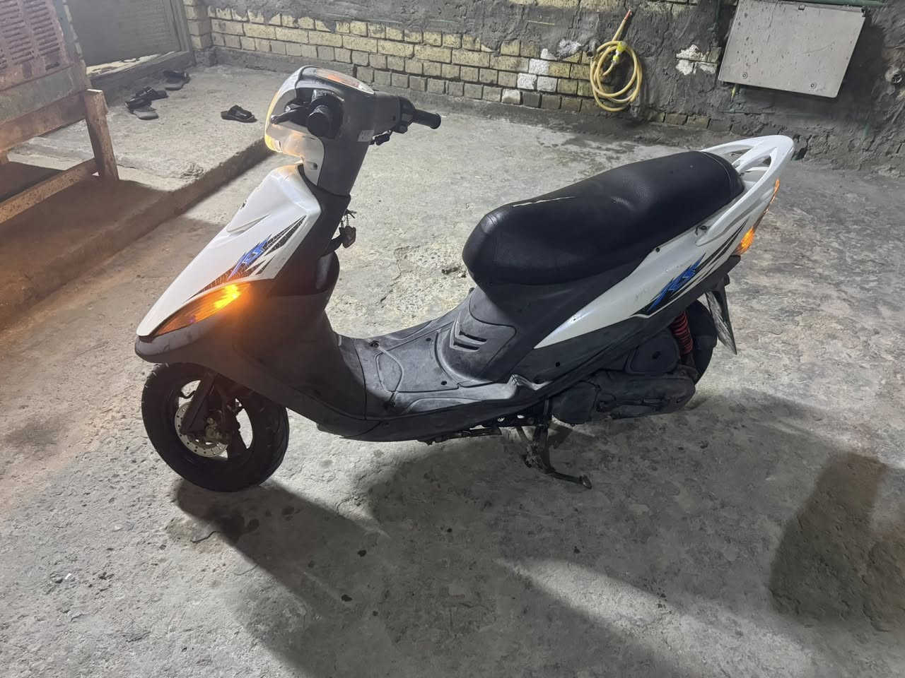 سلام عليكم شباب شونكم عيوني دراجه ماكس عدله مال رمبه صالهه شهرين من نازله من الرمليه مكفوله من الداير التاير  عوزهه بس كلج خلفي وبوربرينات مال ركبه مكاني بغداد مدينت الصدر ما متواجد عل فيس تصل (***********)
