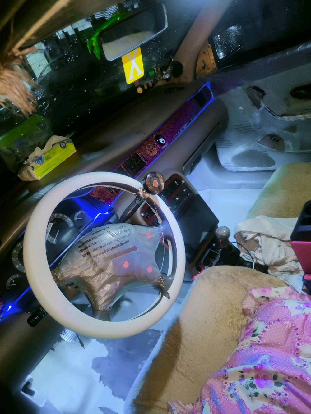 سياره نضيفه ومكينه جديده السياره خير من الله بس بنيد تعبان وباب الصدر بي شويه خياس