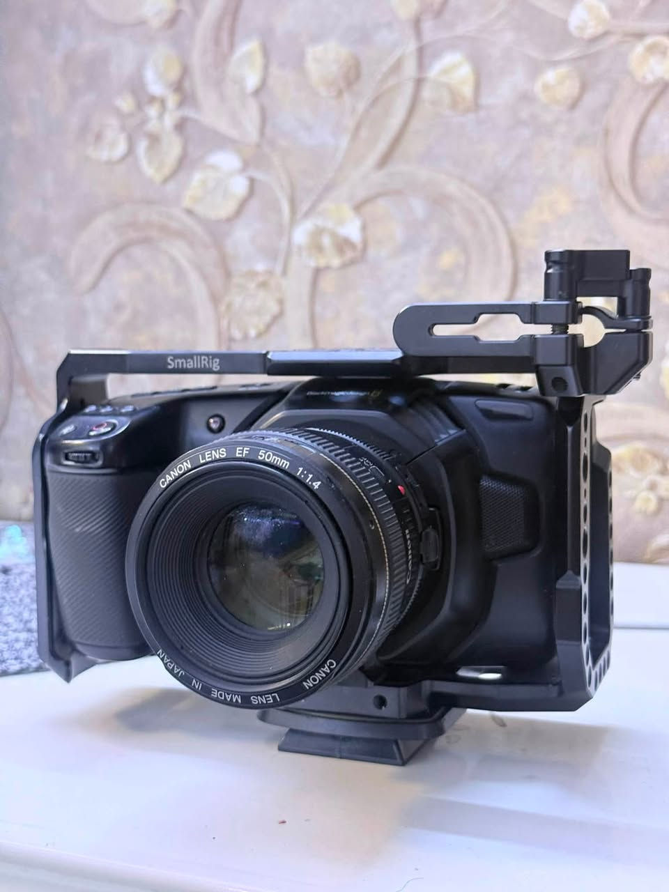 * كاميرا Blackmagic Pocket Cinema Camera 4K
* عدسة 35mm
* عدسة 50mm
* عدسة 8mm
* عدسة 14mm
* بطاريتان (عدد 2)
* شاحن

السعر: 15 ورقة.  ***********
