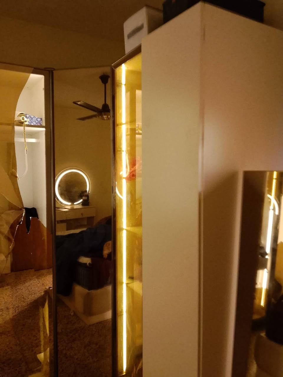 غرفة كلش راقيه شتريتها ب3200 مكسوره جام كم باب بيها وتبديلهن سهل اعلى سعر ابيع
للعلم الجزيرة  بيها مجرات من ورا بس مساحة ماعندي صايرات علحايط
مكاني القاهرة بغداد
***********
