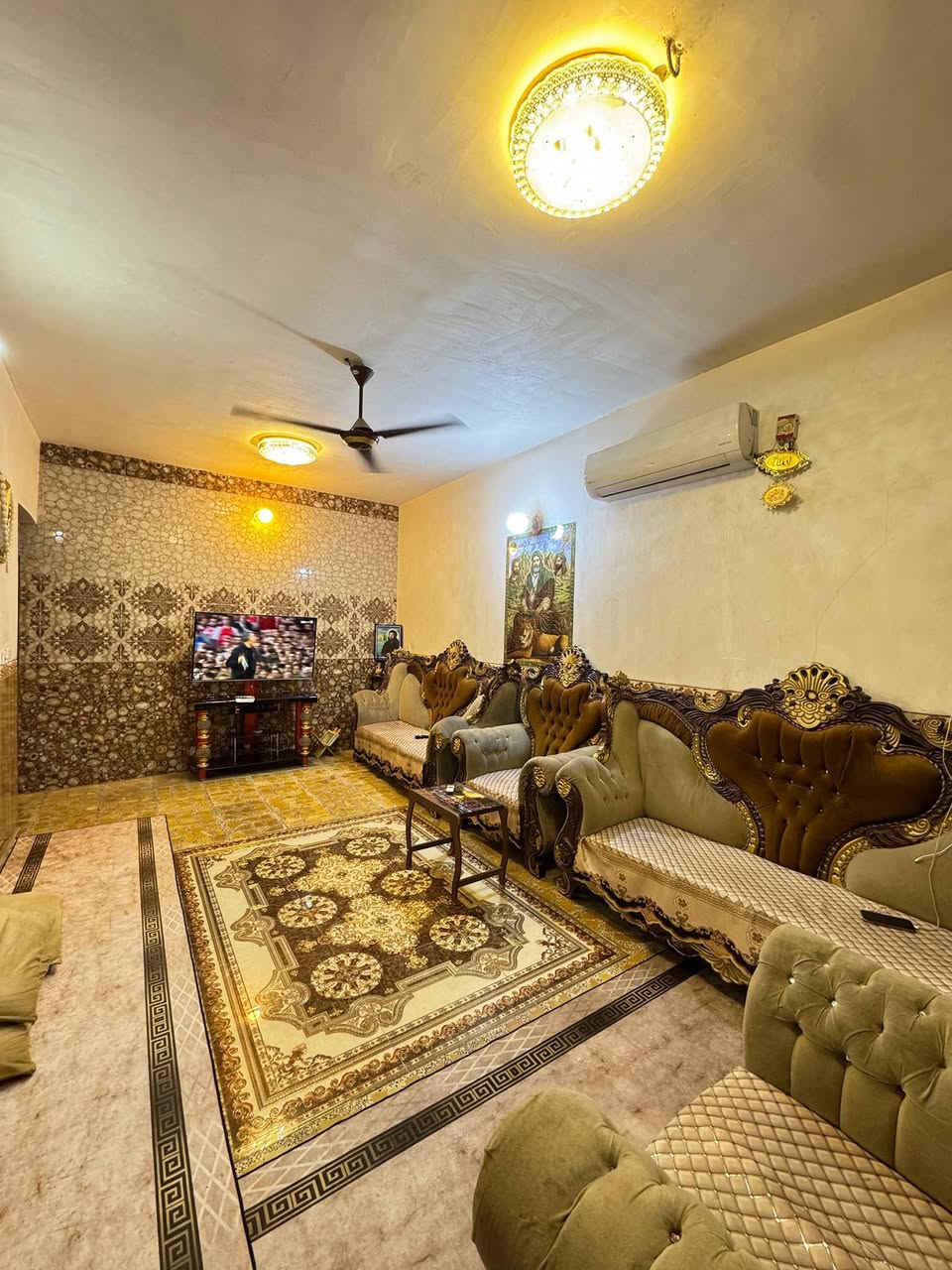 السلام عليكم بيت للبيع المساحة 100 متر العنوان الشعلة الدوانم شارع الغربي فرع سكله ابو عيسى مقابيل مجمع سعيد يحتوي على استقبال و 4 غرف نوم وحمامين رقم الهاتف ***********متواجد ع واتساب
