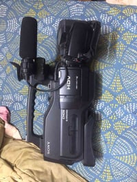 كامرني سوني HD1000 رام وكاسيت نظافه95% واكثر السعر250وبيها مجال 077798...