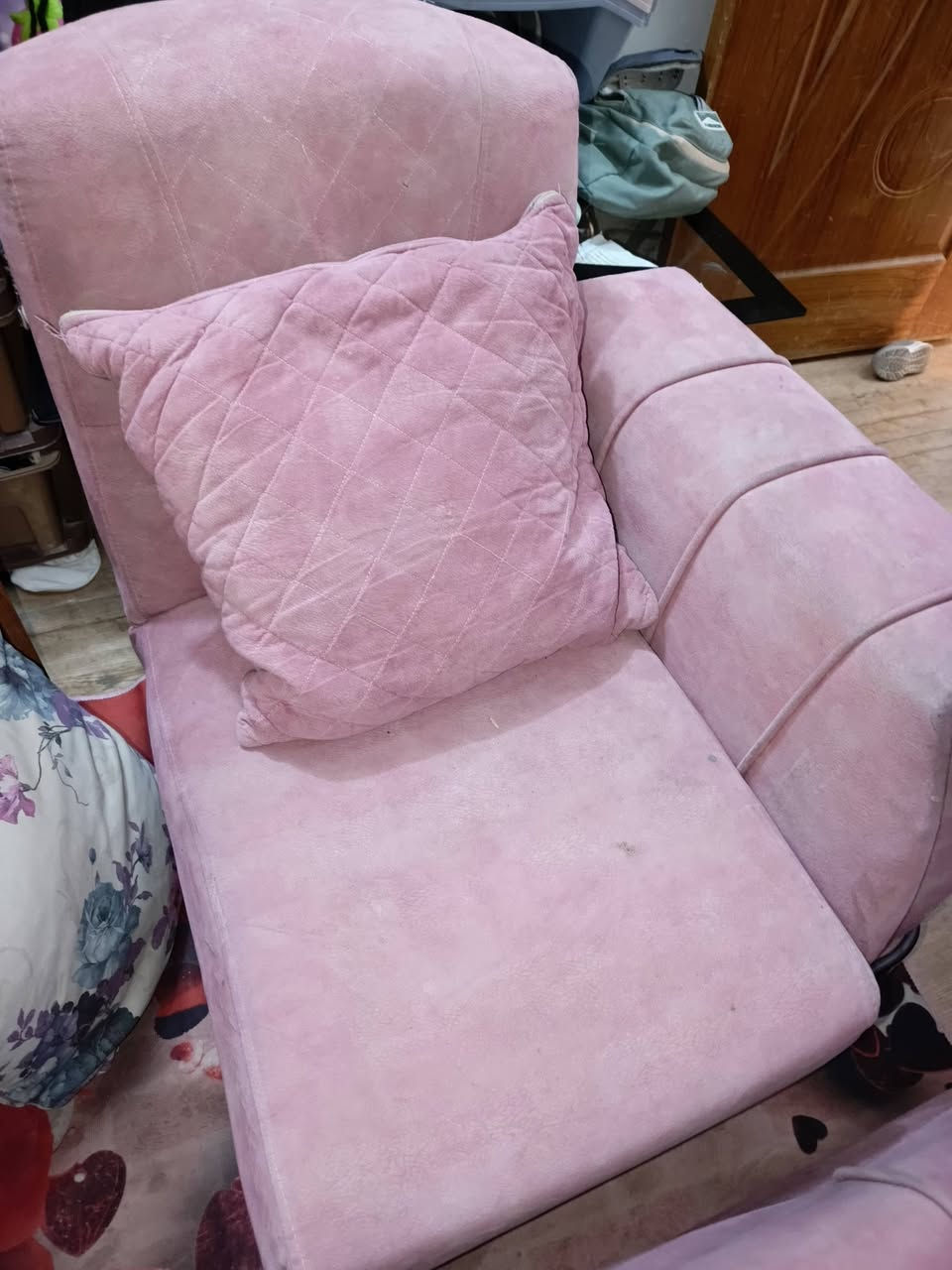 السلام عليكم ديوان للبيع تركي تسكام ثقيل 5قطع ويا 10كوشات السعر 150مكاني كربلاء للاستفسار على الرقم  والخاص مفتوح ***********
