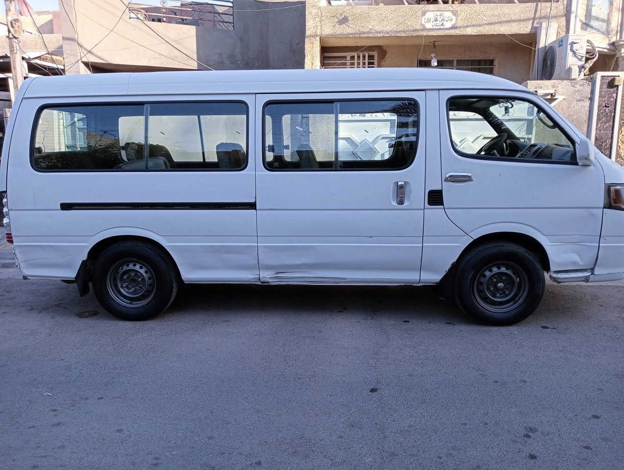 السلام عليكم H1 شركة عامة 14 استلمتها ب15 على ايدي كلشي بلادي بيها دافع اقساطها كلها بس ما راجعت مرور عليها غرامات مليون ونص وعليها ضريبة مليون الي يشتريها هو يدفعهن عارضها ب40 وبيها مجال مكينة وكير واكسل وتبريد خير من الله بس بيها ملاحظات بس سيارة بلادية مكانها حي العامل ***********
