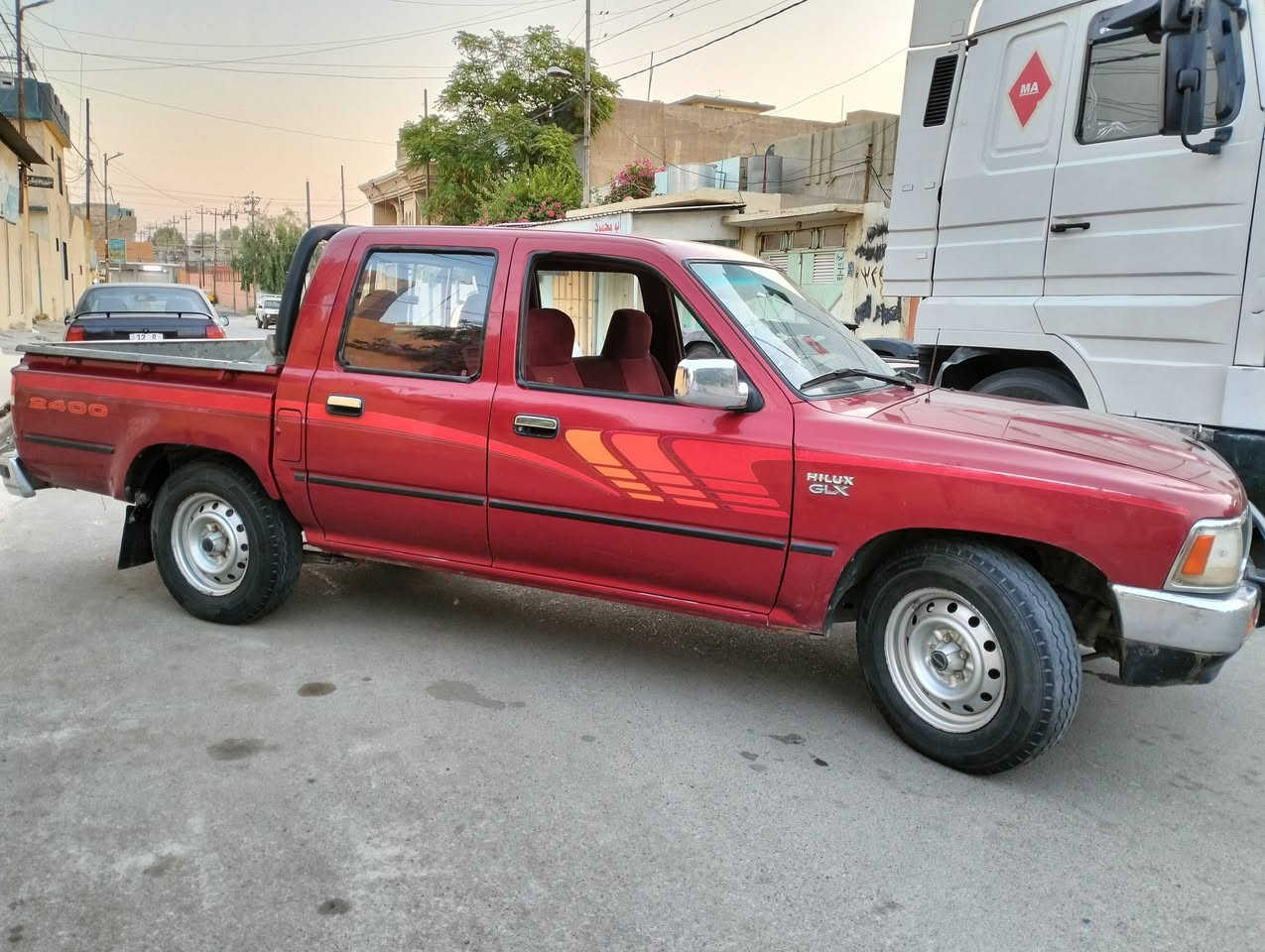 السلام عليكم وين اليدور الزين 
بيكم 95 بلادي 
رقم نينوى مسطرة دولي
سنوية جديد
هزة جديد
وضع شركة 
بدون تحوير
بدون صبغ بدون ضرر 
السيارة فول مواصفات گير عادي 
هندبريك شغال
استيرن پور 
جامات كهرب 
تبريد 
تدفئة 
السيارة واحد على واحد ماناقصها برغي 
السعر 110$ ومجال بسيط للشراي
رقم الهاتف / ***********
        اسيا.  /***********
