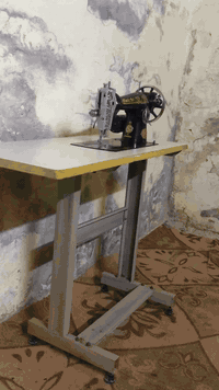 مكينه خياطه جديده ب٥٠هيه وميزها الشراي المراسله على الواتساب ***********
