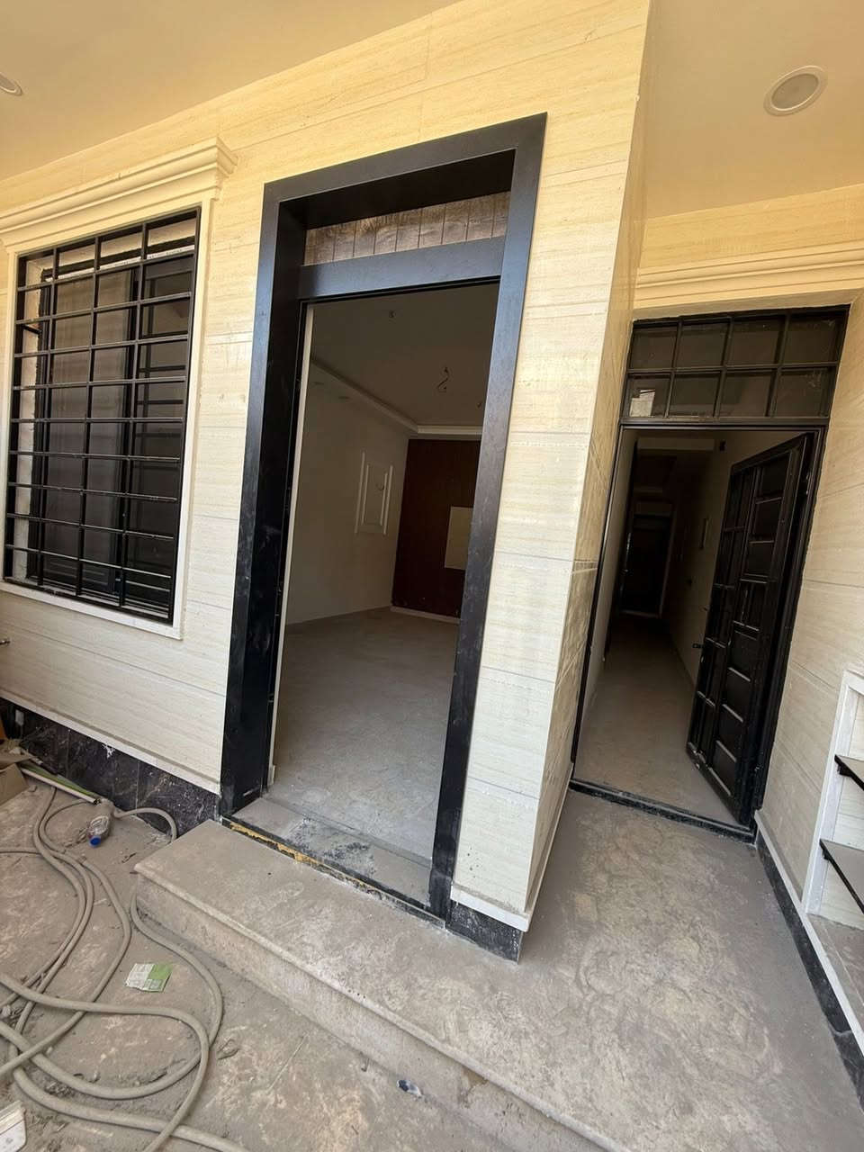 للبيع✅
100م.     20x5

🔸تسلیم مفتاح/ البناء درجة اولى(مدخلين)

🔸الطابق1️⃣:گراج صغير-أستقبال-مطبخ حار بارد+غرفة نوم
🔸الطابق2️⃣:غرف نوم عدد(3)
(خدمات للطابق الأول والثاني-خدمات خارجية)

الموقع📍الشعب- -خلف النادي العربي
🔶السعر: 325 وقابل للتفاوض

مكتب الثقة للعقار🏛️
حي اور-شارع نادي النفط-مقابل مركز سناريا لطب الاسنان

***********📳
***********📳
